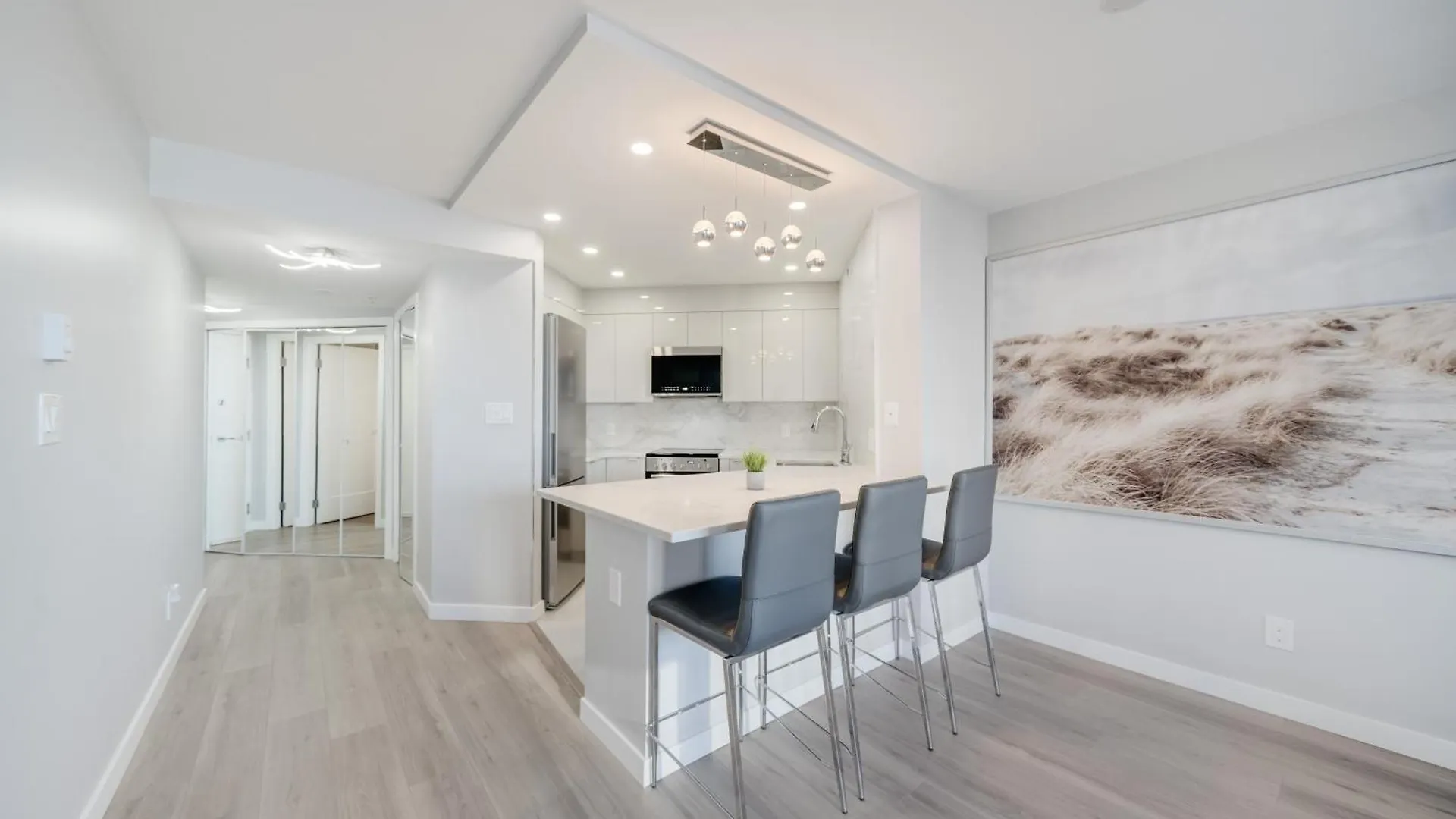 Breathtaking 2 Bedroom Condo In Yaletown With A View Of English Bay contacts