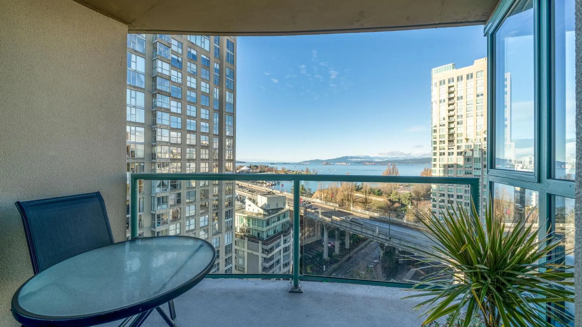 Breathtaking 2 Bedroom Condo In Yaletown With A View Of English Bay Vancouver 0*,