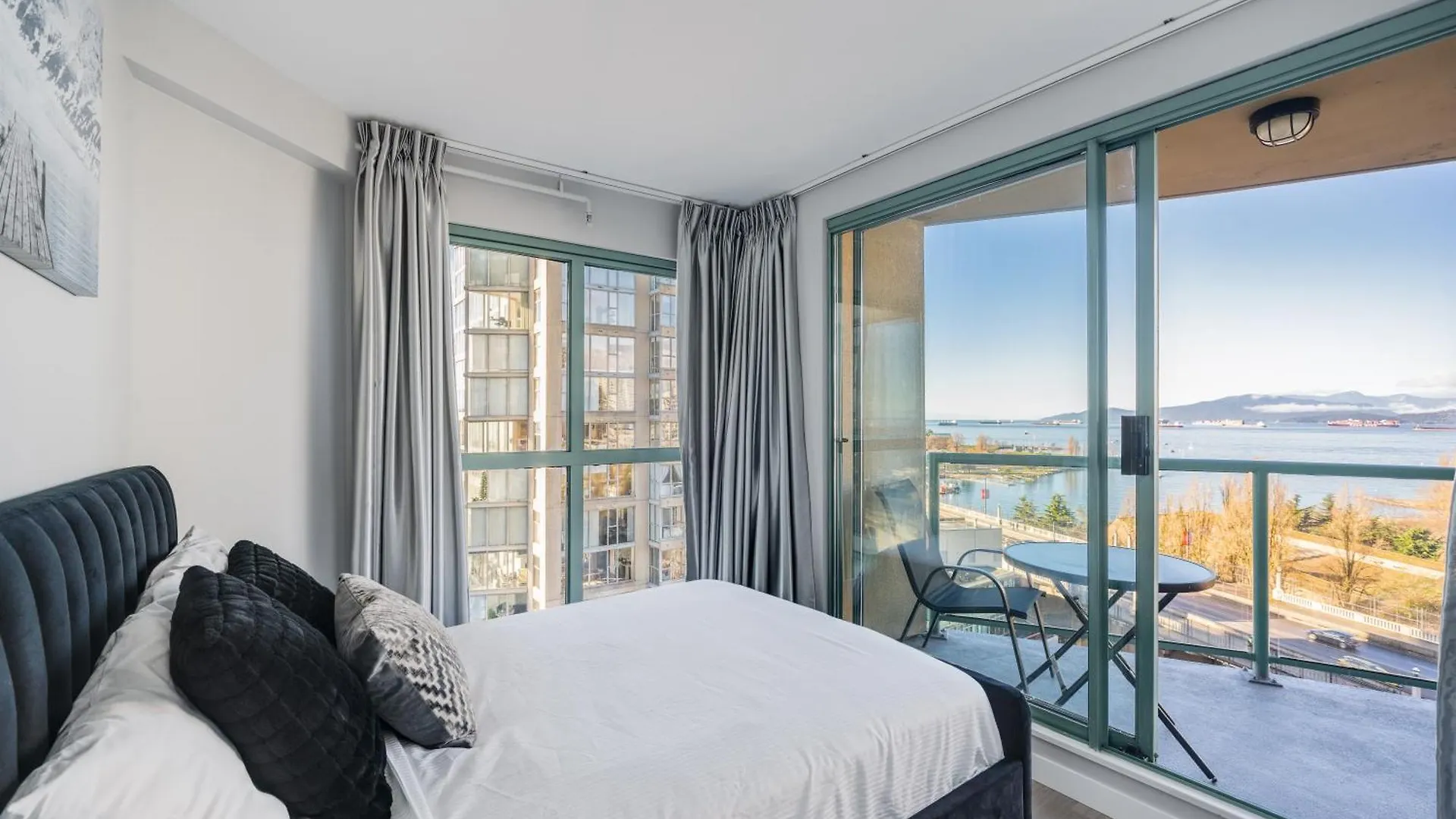 Apartment Breathtaking 2 Bedroom Condo In Yaletown With A View Of English Bay Vancouver