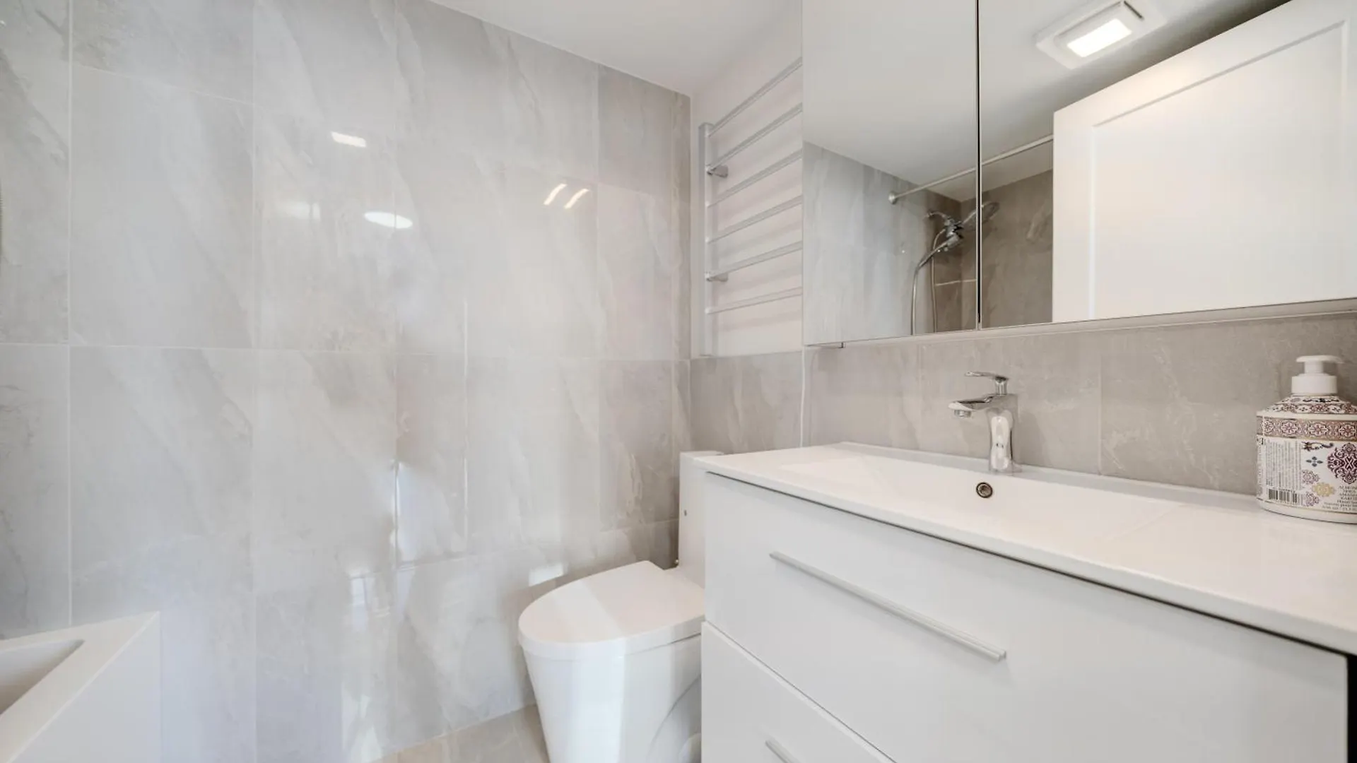 Breathtaking 2 Bedroom Condo In Yaletown With A View Of English Bay Vancouver Apartment
