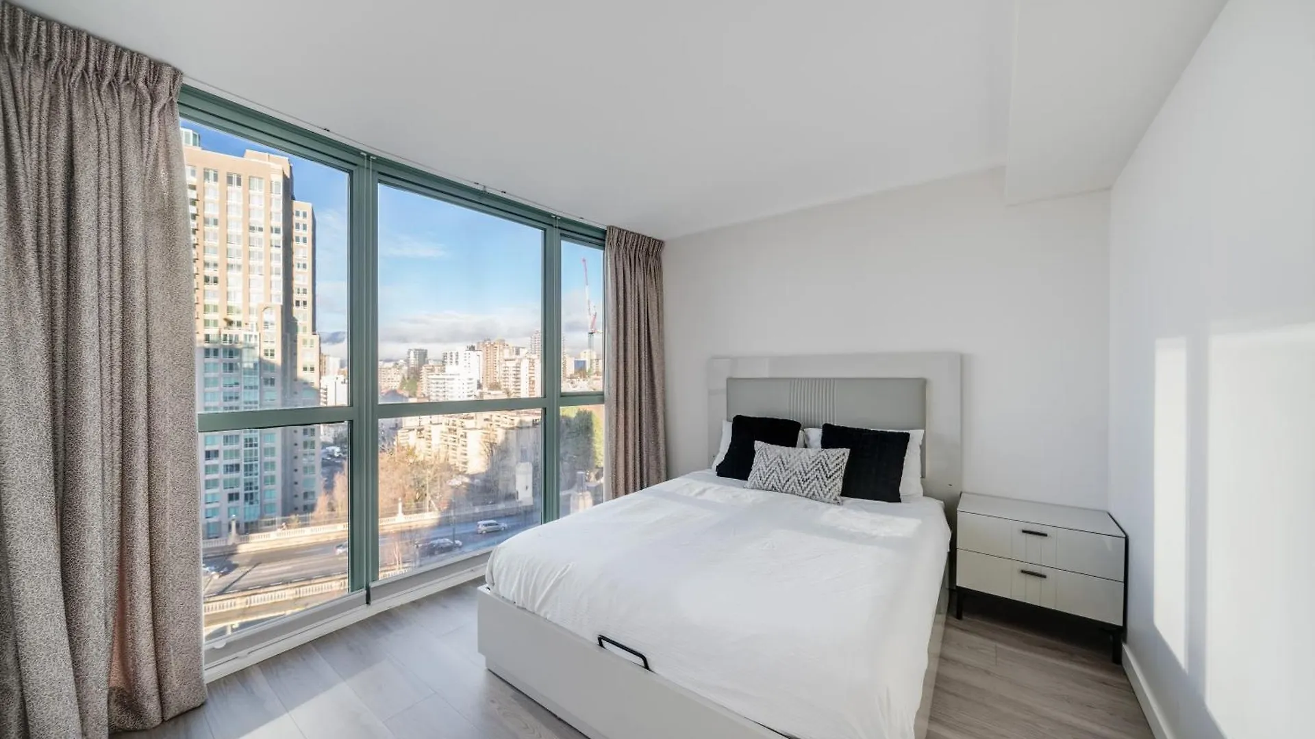 Apartment Breathtaking 2 Bedroom Condo In Yaletown With A View Of English Bay Vancouver